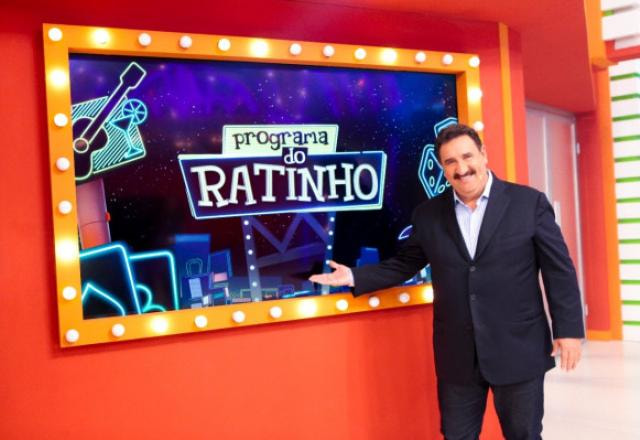 O apresentador Ratinho posa para foto.