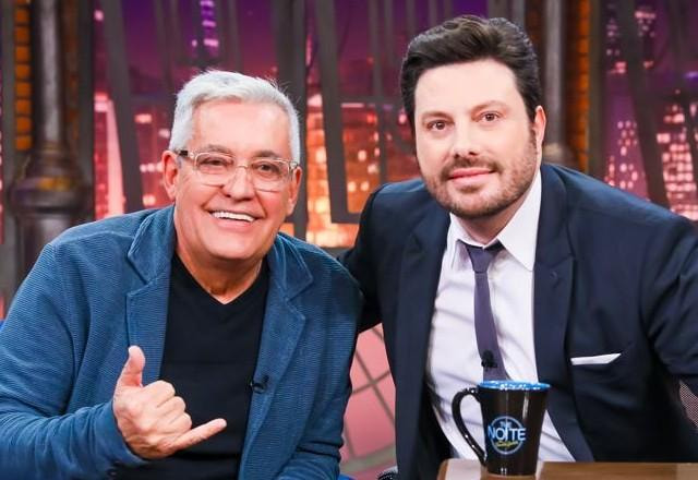 Mauro Naves e Danilo Gentili posam juntos para foto.