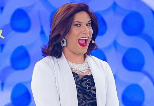 Tiago Barnabé vestido de  Narcisa Tamborindeguy no palco do Programa Eliana