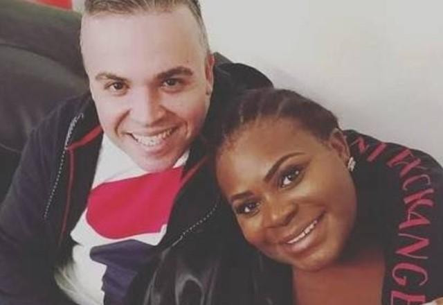 Dj Batata abraçando Jojo Todynho, ambos estão sorrindo