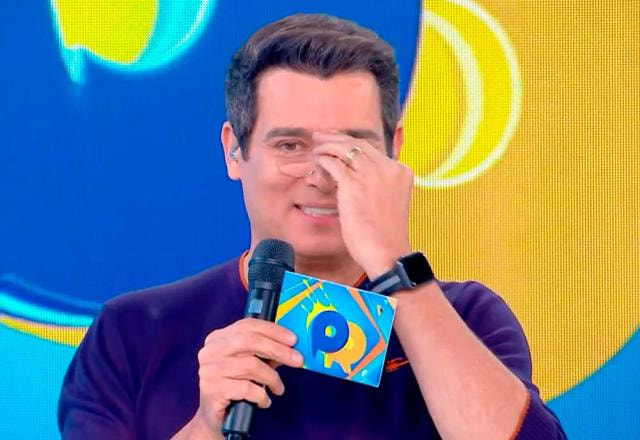 Celso Portiolli coloca os óculos e lê pergunta no Passa ou Repassa