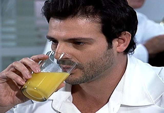 álvaro bebendo suco de laranja