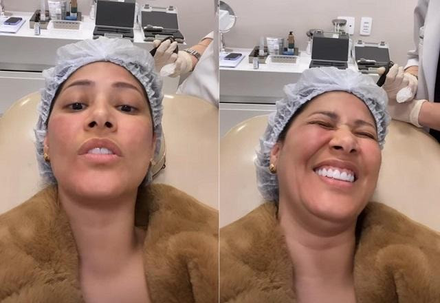 Simaria Mendes deitada em uma maca usando touca no cabelo e sem maquiagem