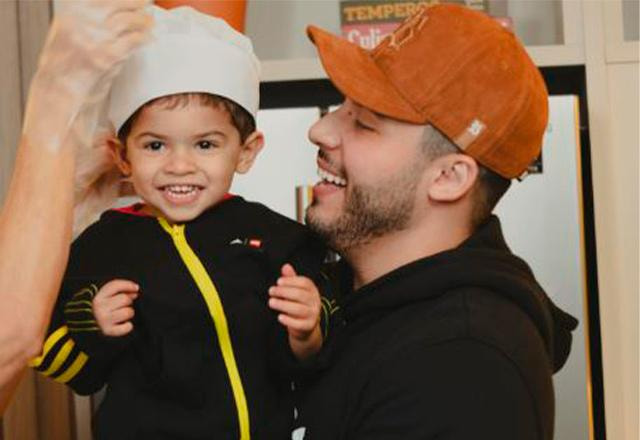murilo huff com o filho no colo