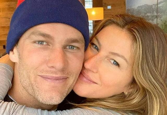 Gisele Bündchen e Tom Brady posam juntos para foto.