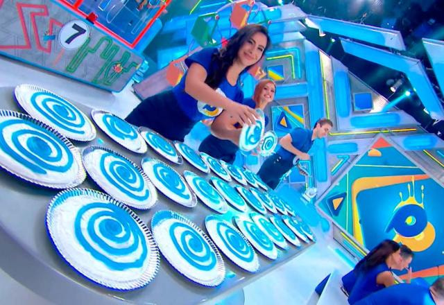Imagem mostra as tortas e as assistentes de palco do Domingo Legal