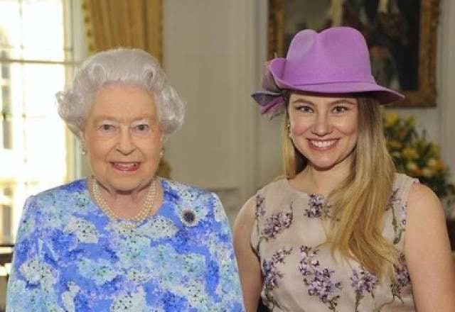 Juliana Baroni e Rainha Elizabeth II