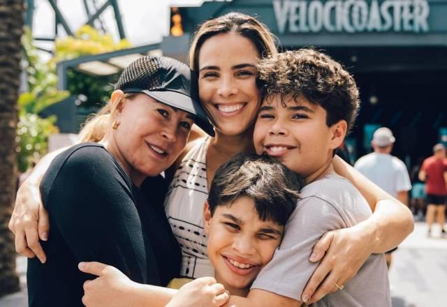 Wanessa Camargo abraçando Zilu Godoi, José Marcus e João Francisco