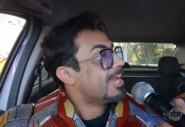 Homem de Ferro cantando no Drive Thru Okê