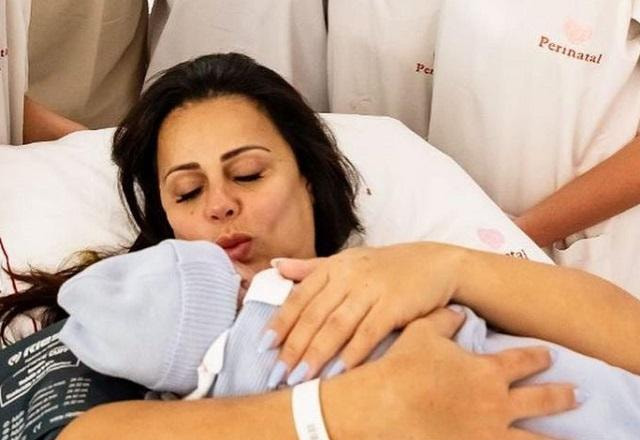 Viviane Araújo com o filho, Joaquim