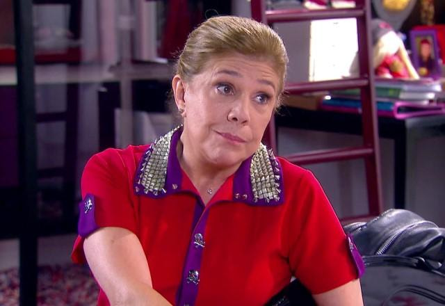 Marina com expressão de quem está na dúvida