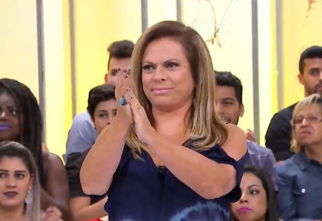 Christina Rocha batendo palmas