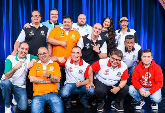 Os integrantes do Estádio 97 posam juntos para foto.