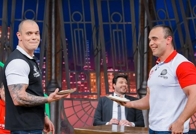 Mano e Marcão durante o The Noite.