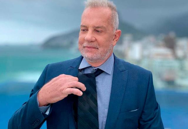 O ator Luiz Fernando Guimarães veste um terno azul