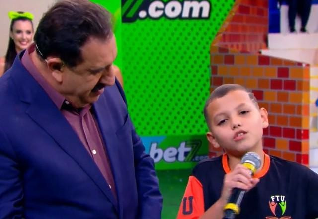 O apresentador Ratinho e o Bruninho durante o Gol Shol.
