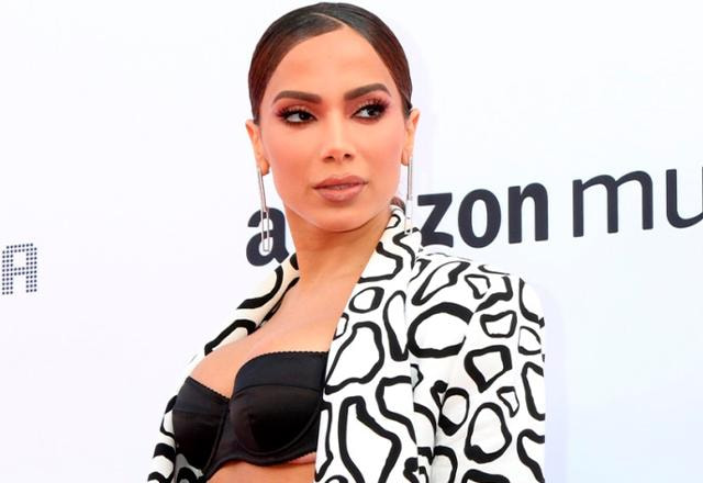 Anitta posa usando look preto e branco e fazendo carão no tapete vermelho de evento