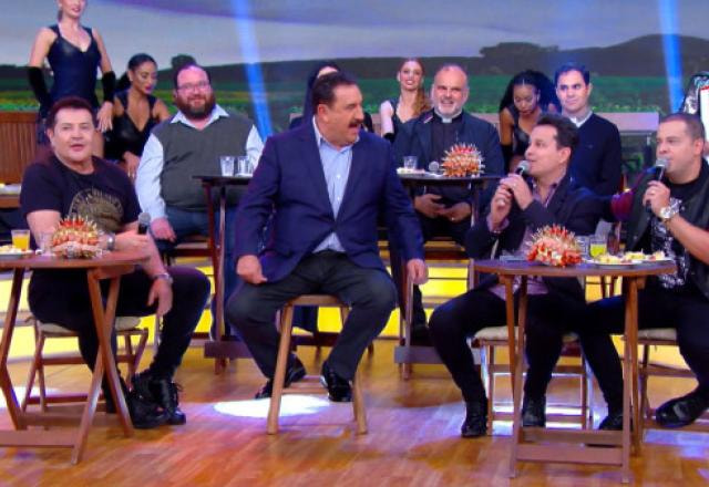 Beto Barbosa, o apresentador Ratinho e a dupla João Neto & Frederico no palco do programa.