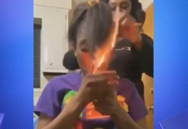 Menina acendendo cigarro e colocando fogo no cabelo enquanto recebe ajuda da amiga