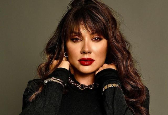 Juju Salimeni posa com look todo preto, usando batom vermelho