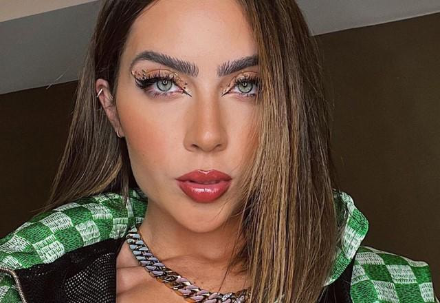 Jade Picon tira foto próxima do rosto fazendo cara séria