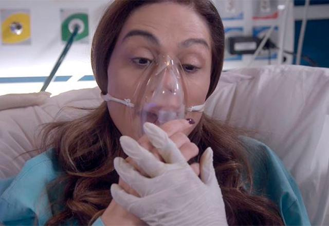 tânia usando uma máscara de oxigênio no hospital