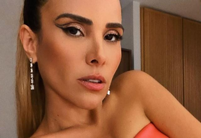 Wanessa Camargo posa deitada na cama e usando vestido rosa