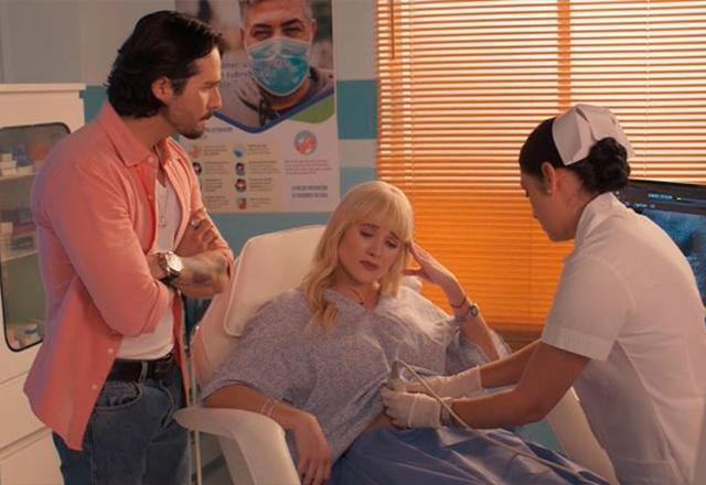 isabela, rafael e uma enfermeira em uma sala de ultrassom