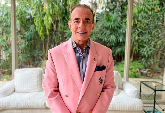 Chiquinho Scarpa veste um terno rosa