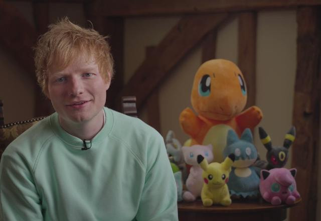 Imagem promocional de Ed Sheeran ao lado de pelúcias de vários Pokémon