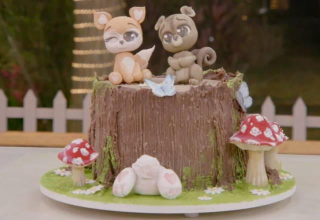 Bolo de cenoura com decoração de floresta encantada