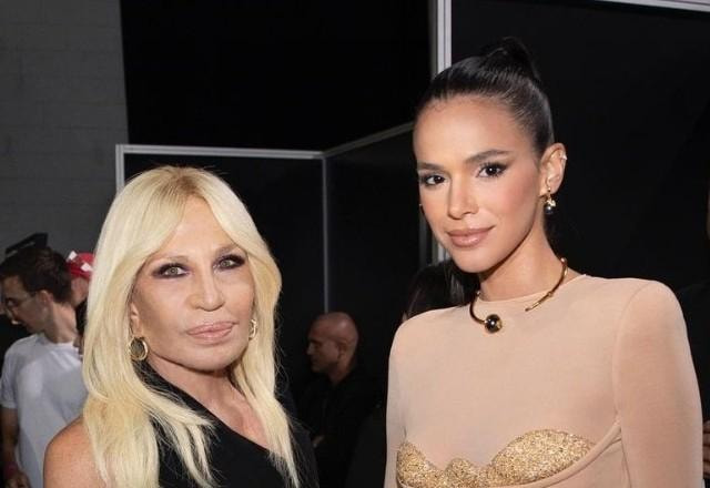 Donatella Versace e Bruna Marquezine posam juntas para foto.