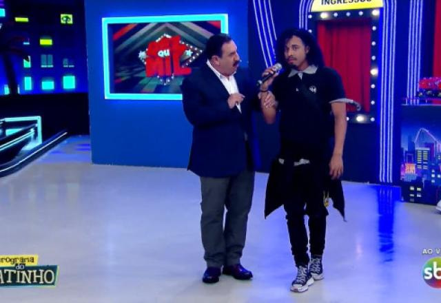 O apresentador Ratinho e o Maju no palco do Programa do Ratinho.