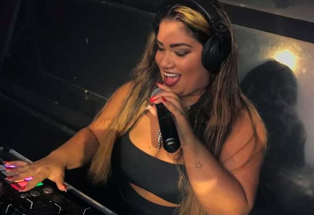 Mulher Filé em uma mesa de áudio