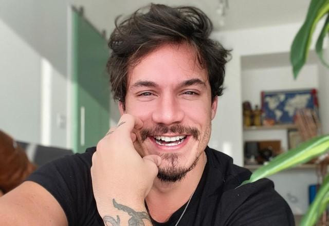 Eliezer tira selfie sorrindo e com a mão no bigode