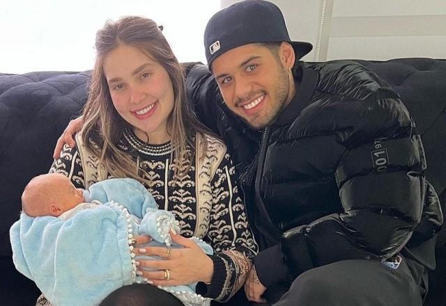 Virginia e Zé Felipe posam para foto sorrindo e segurando bebê recém-nascido