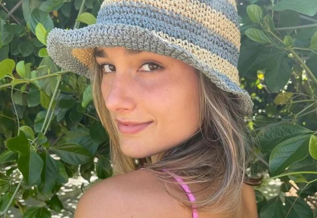 Sasha Meneghel posa em jardim sorrindo