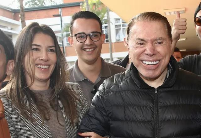 O apresentador Silvio Santos sorrindo ao lado da filha Rebeca Abravanel