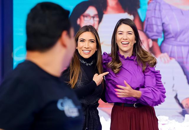 patricia e rebeca abravanel se abraçando no palco