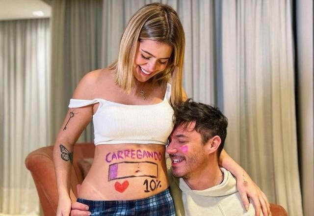 Eliezer abraça Viih Tube enquanto youtuber revela gravidez com a barriga de fora