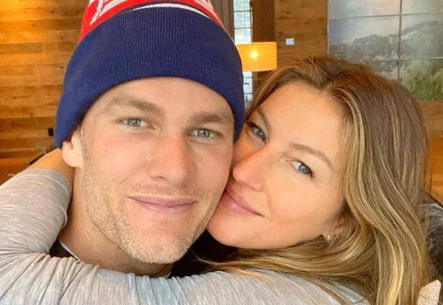 Gisele Bündchen posa sorrindo e abraçada com Tom Brady
