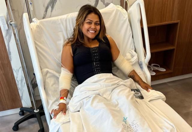 Camila Loures posa em maca de hospital após cirurgia