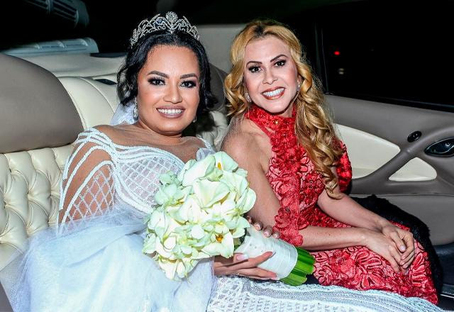 joelma e sua filha, vestida de noiva, dentro de um carro