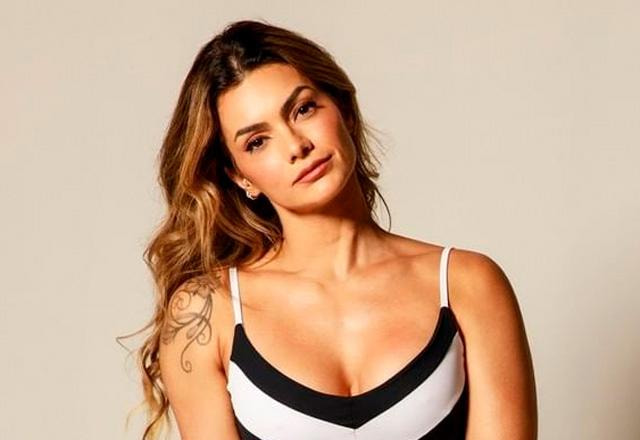 Kelly Key posa fazendo cara séria em fundo branco