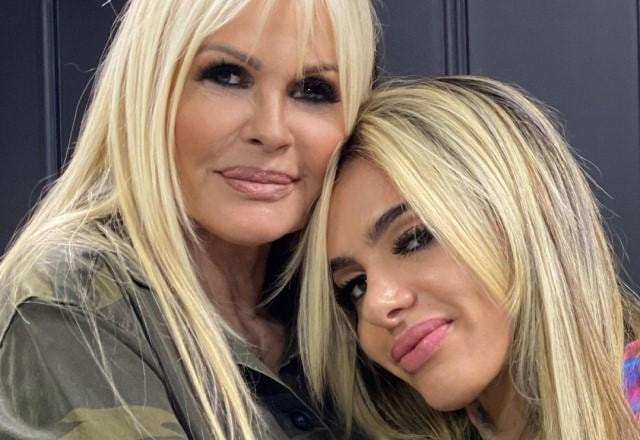 Monique Evans tira uma selfie com a namorada, Cacá Werneck