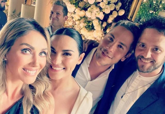 Anahí, Maite Perroni, Christopher Von Uckermann e Christian Chávez tiram selfie em casamento