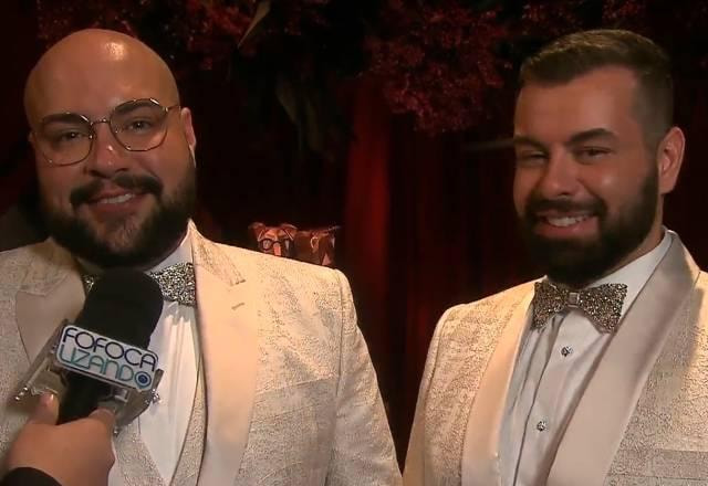 Tiago Abravanel e Fernando Poli sorrindo durante entrevista com Fofoquito