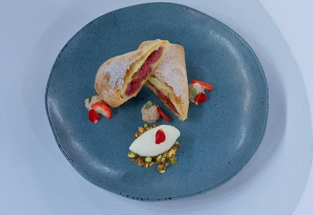 Strudel de morango com chantilly de canela e sorvete de caju
