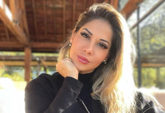 Maíra Cardi faz selfie com a mão no pescoço