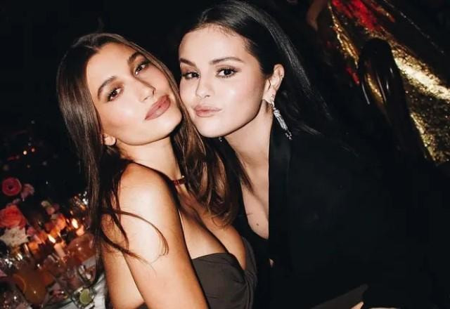 Hailey Bieber e Selena Gomez posam lado a lado fazendo biquinho para a foto